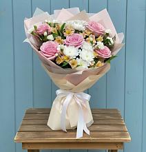 Букет цветов из:  Гвоздики, Орхидеи и Розы в Октябрьском Ульяновской области