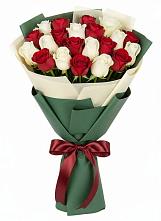 Букет Микс из красных и белых роз в Октябрьском Ульяновской области