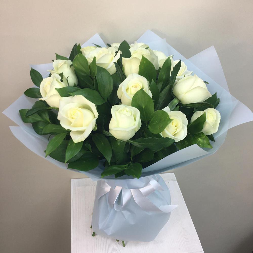 Букет 15 Белых роз Проуд в Октябрьском Ульяновской области