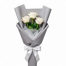 Букет 3 белые розы в Октябрьском Ульяновской области