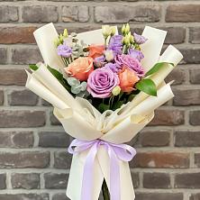 Букет цветов из:  Лизиантусы и Розы в Октябрьском Ульяновской области