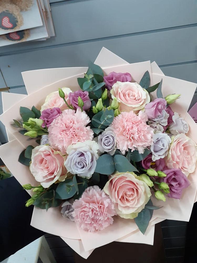 Букет цветов из: Розы, Гвоздики и Лизиантусы в Октябрьском Ульяновской области