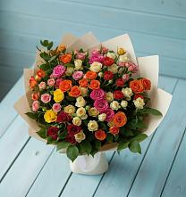 Букет Микс из разноцветных кустовых роз в Октябрьском Ульяновской области