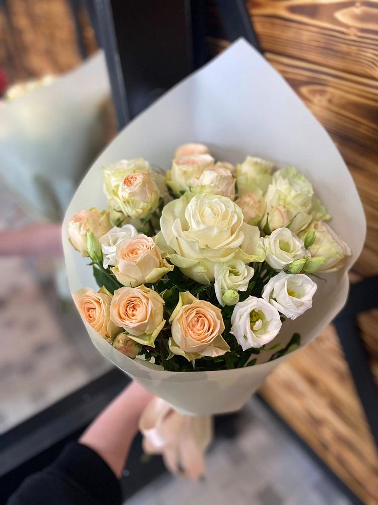 Букет цветов из: Розы и Лизиантусы в Октябрьском Ульяновской области